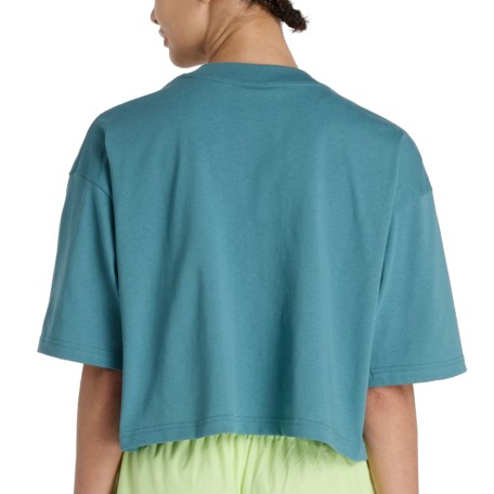 NB Athletics Premium Chest Logo Cropped T-Shirt Verde | Capaccioni Deportes 2
